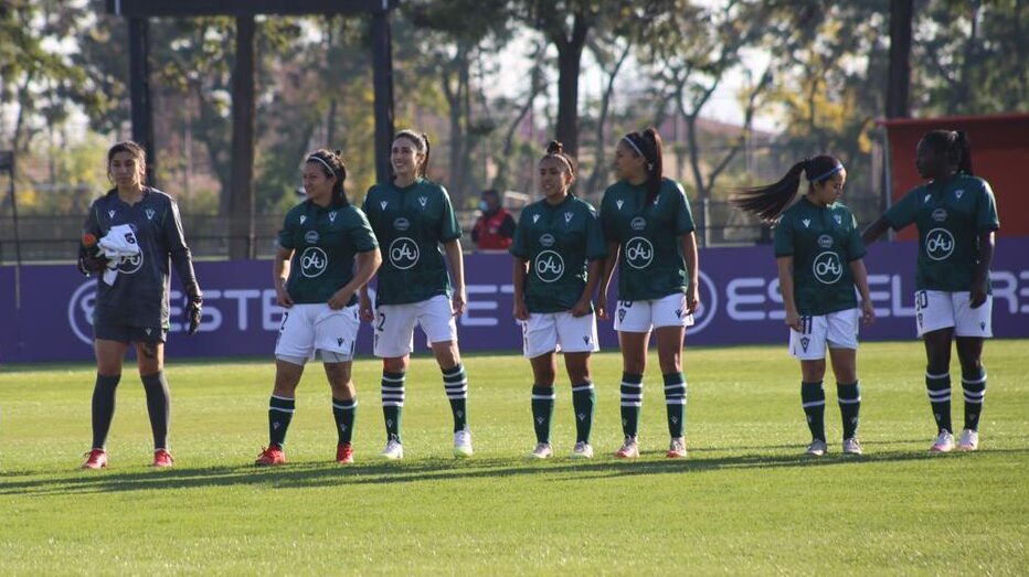 Jugadoras de Santiago Wanderers formadas antes de comenzar un partido