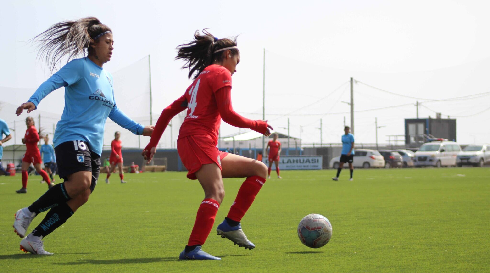 Jugadora de deportes La Serena a la derecha y jugadora de Deportes Iquique a la izquierda. El rating bajó mucho en la fecha 8