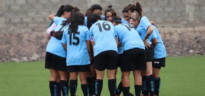 Jugadoras de Deportes Iquique reunidas. Tribunal de Disciplina le quitó tres puntos.