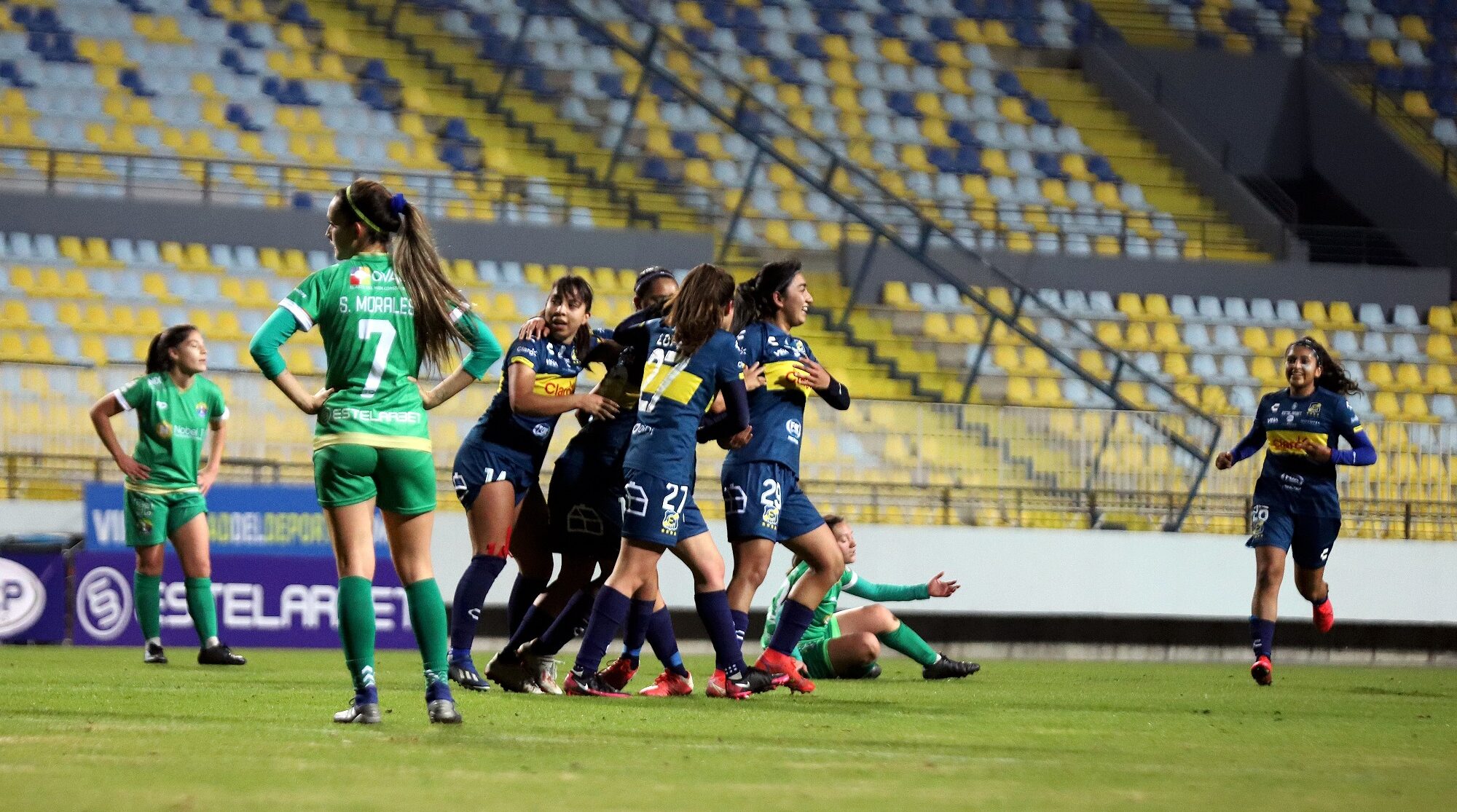 Jugadoras de Everton celebrando un gol. El rating de la fecha 9 subió