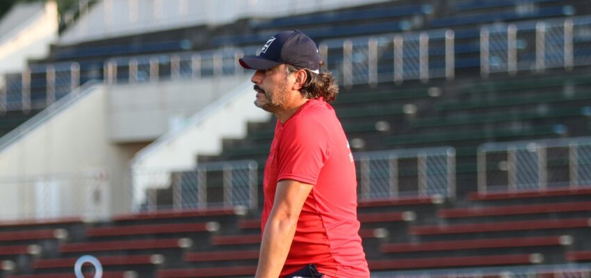 José Letelier observando el entrenamiento de La Roja en Sapporo