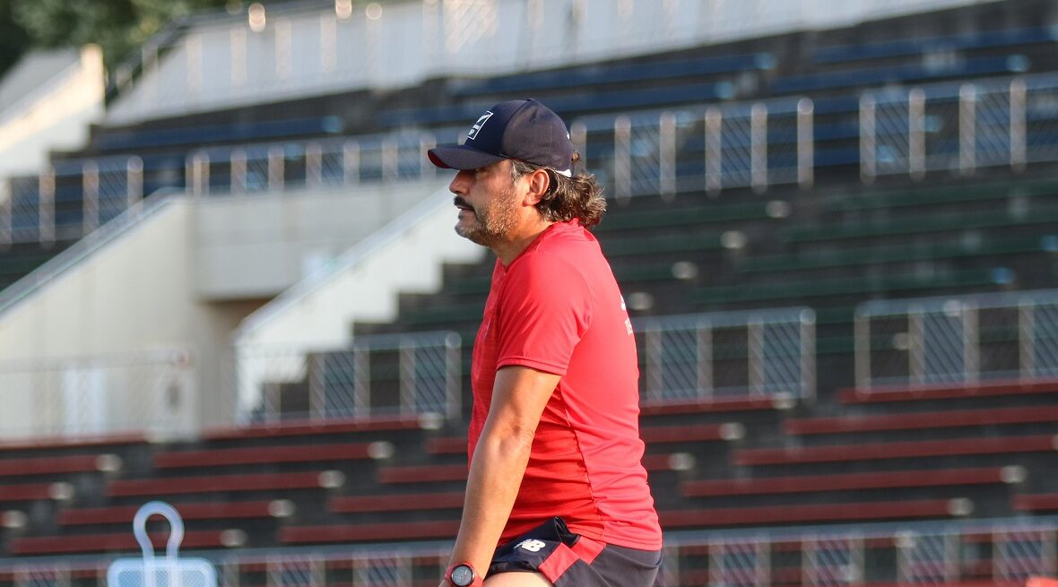 José Letelier observando el entrenamiento de La Roja en Sapporo