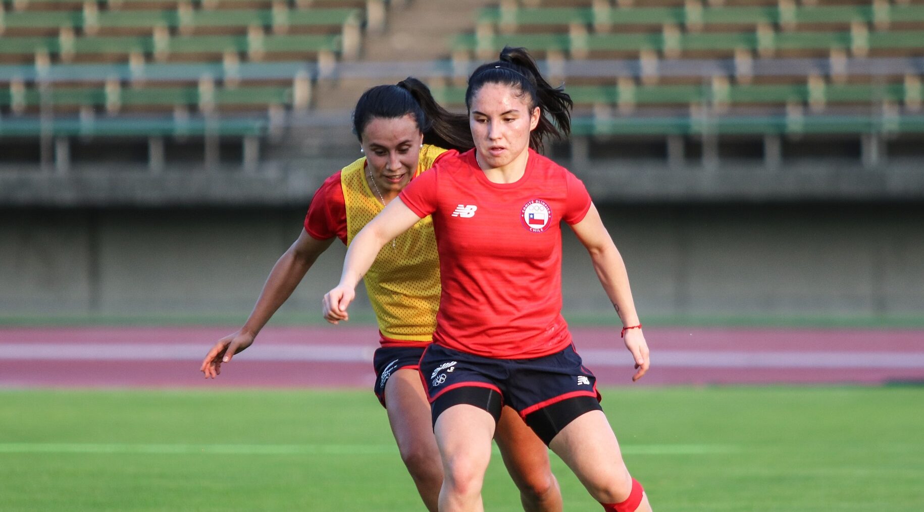 Adelante Javiera Grez, atrás Camila Sáez, en primer entrenamiento de la Selección Chilena en Sapporo para los JJOO