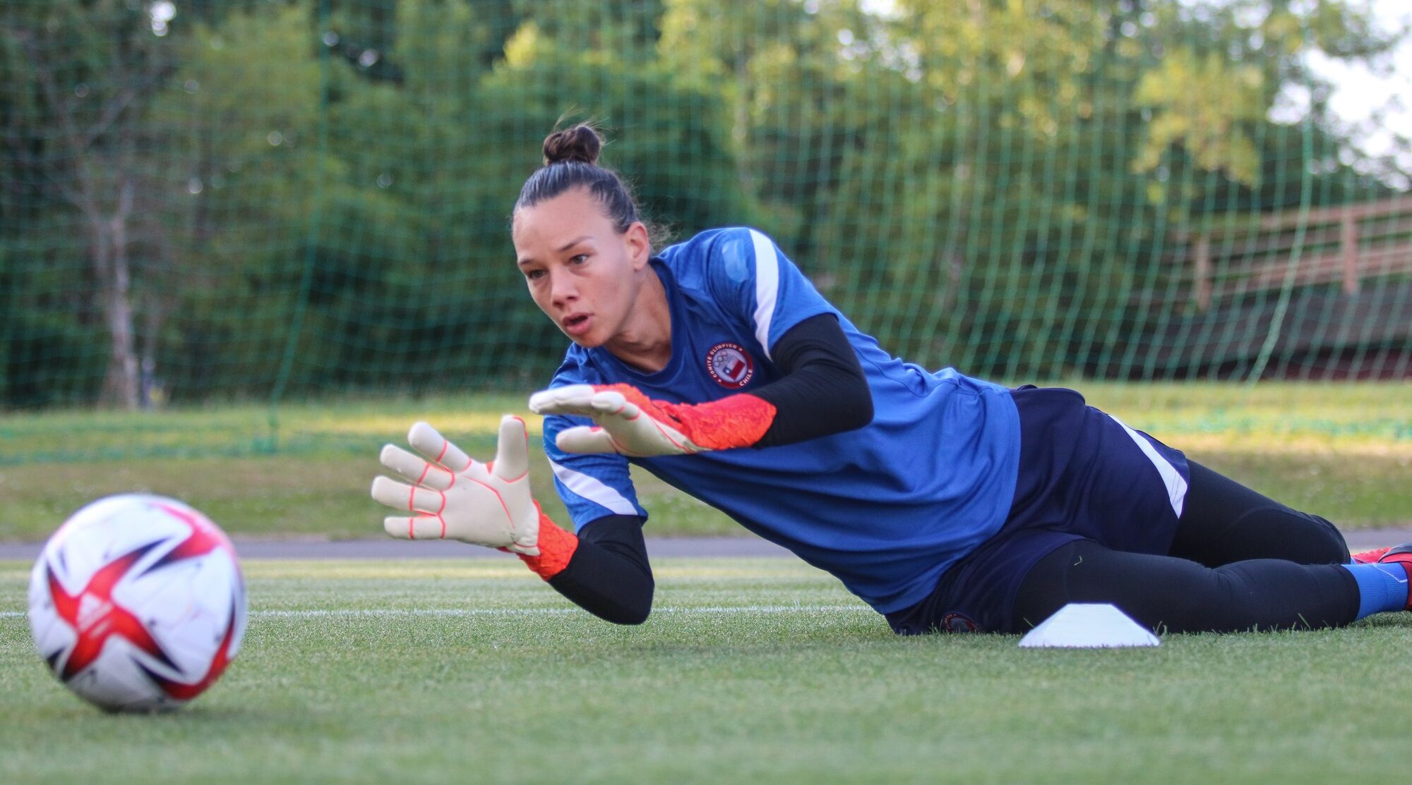 Christiane Endler en entrenamientos atajando una pelota