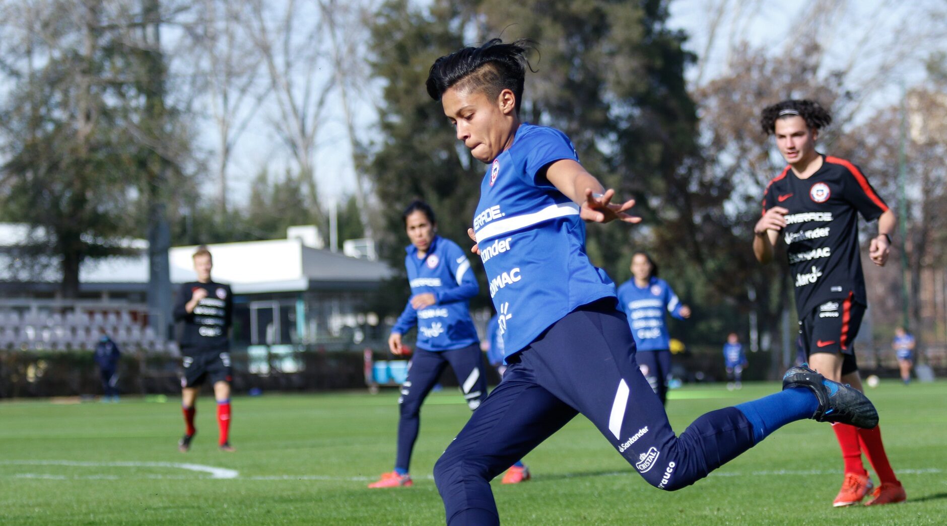 Fernanda Pinilla en posición de pegarle al balón