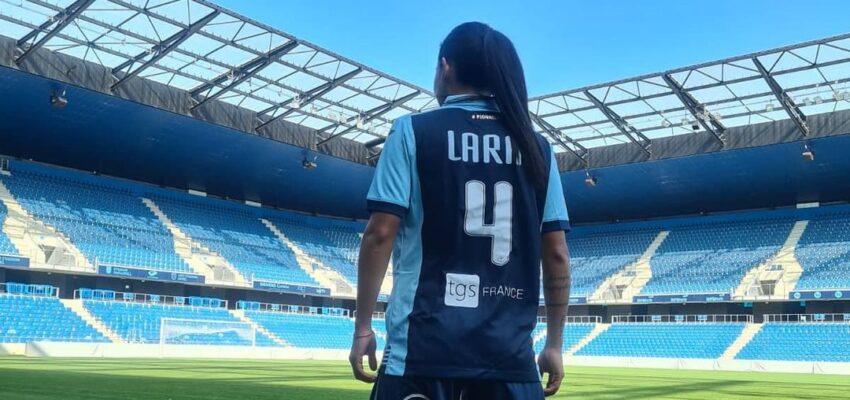 Francisca Lara de espalda en el estadio de Havre AC