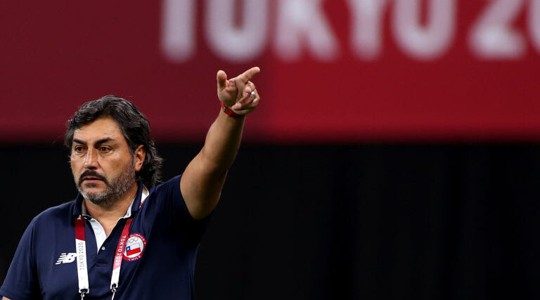 José Letelier dando instrucciones en el partido de Chile vs Canadá