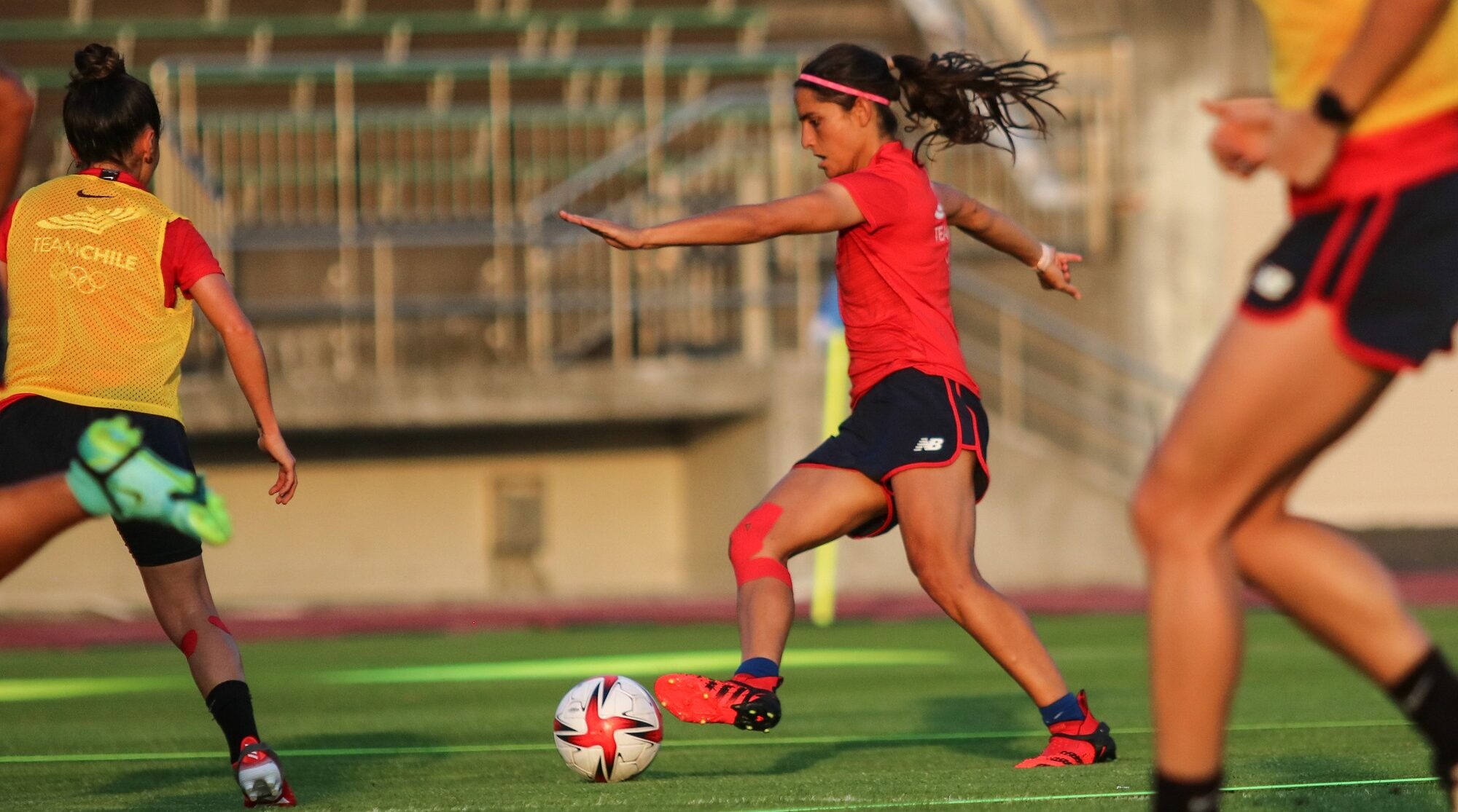 Daniela Zamora dominando el balón