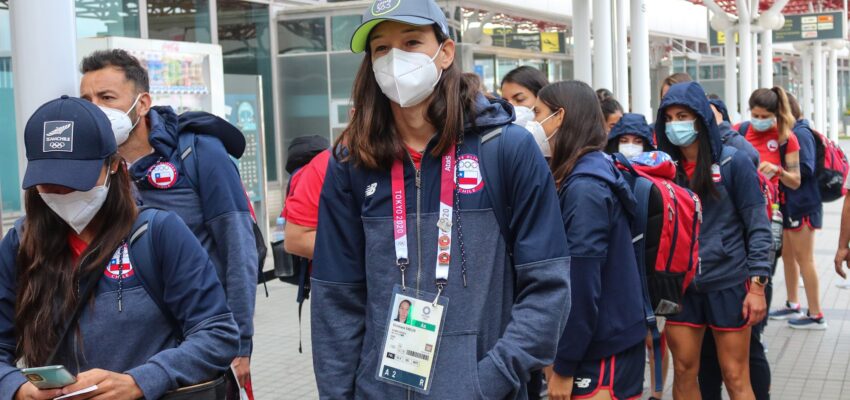 Delegación olímpica de fútbol femenino de Chile llegando a Miyagi