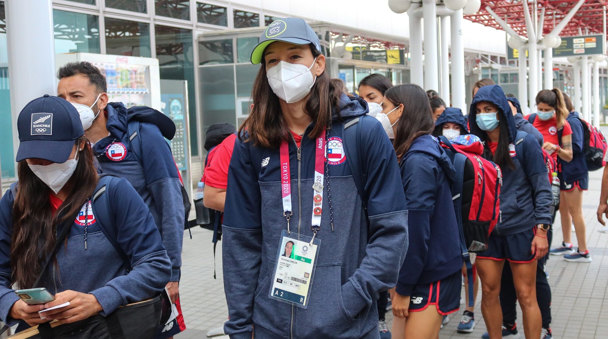 Delegación olímpica de fútbol femenino de Chile llegando a Miyagi