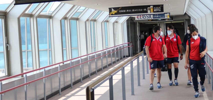 Jugadoras y cuerpo técnico en el aeropuerto