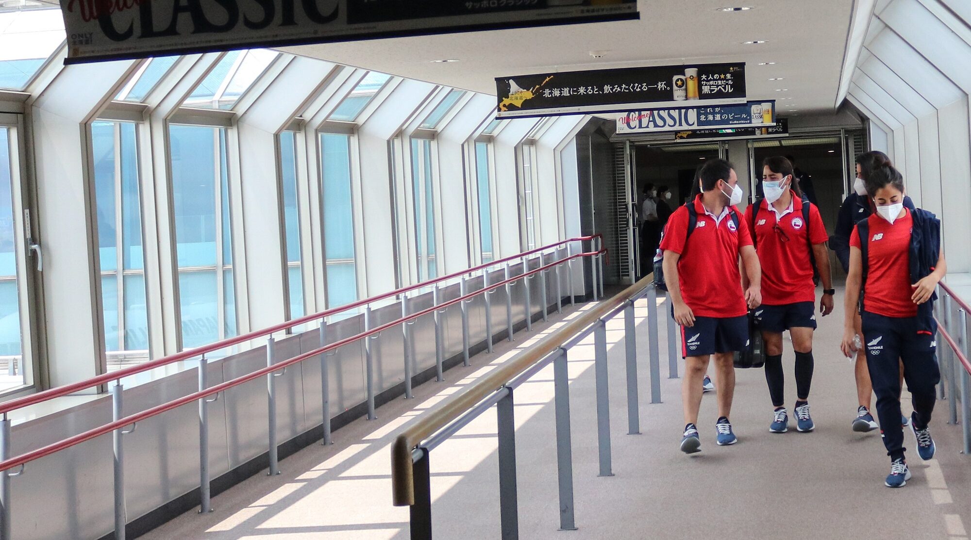 Jugadoras y cuerpo técnico en el aeropuerto