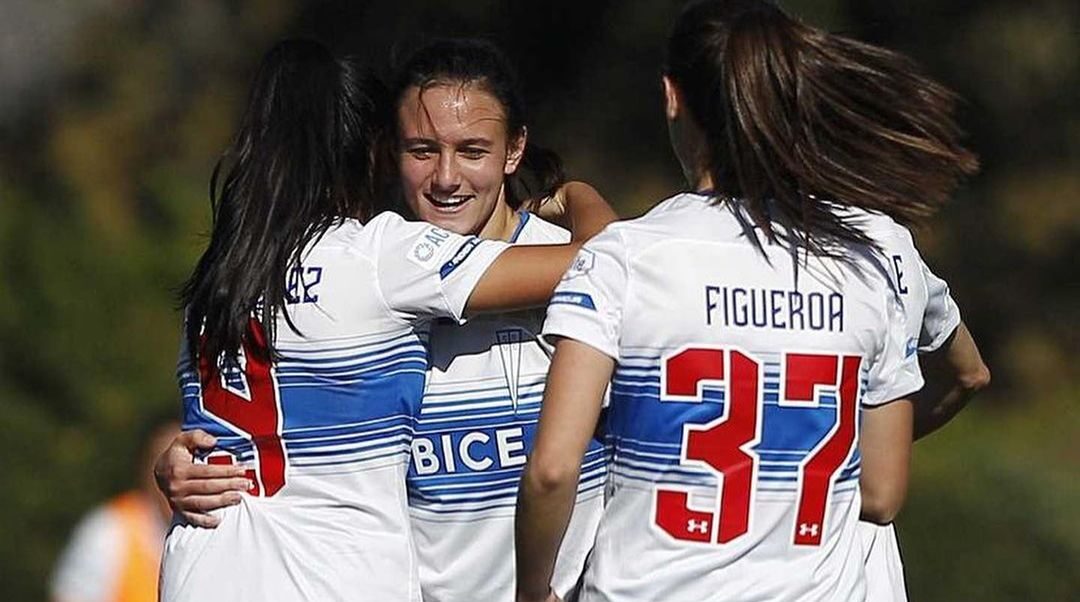 Isabelle Kadzban celebrando junto a sus compañeras en la UC