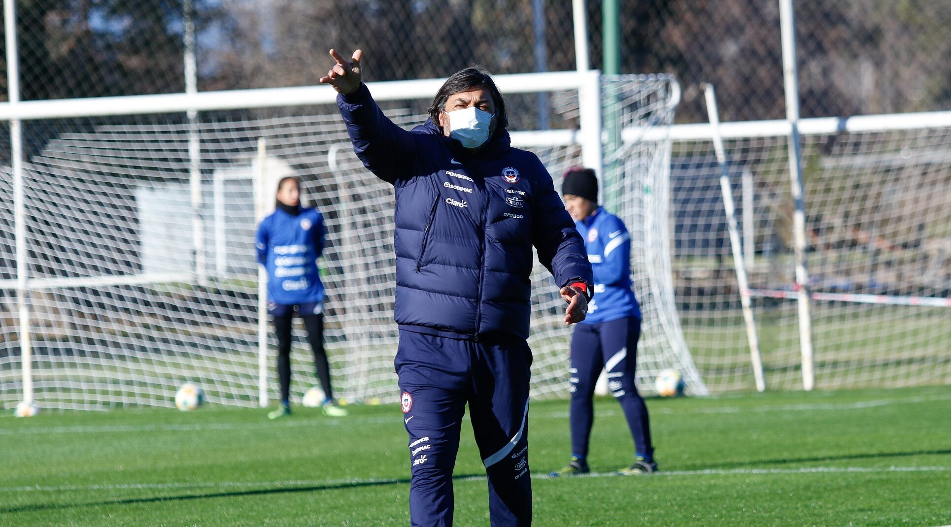 José Letelier dando instrucciones en entrenamientos de la Selección Chilena Femenina