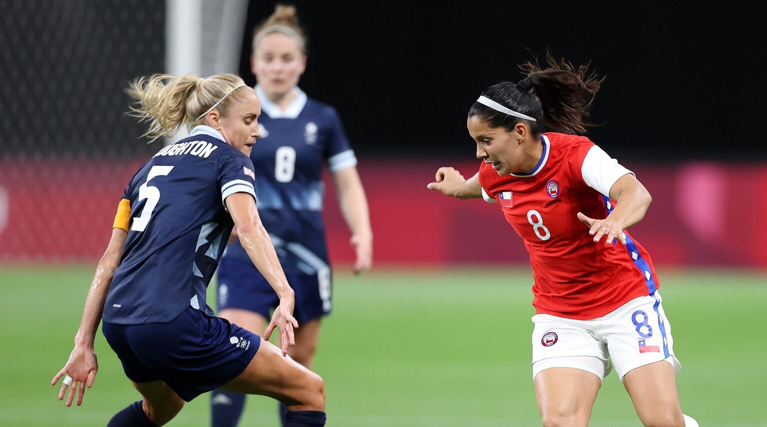 Karen Araya en disputa de un balón con una jugadora de Gran Bretaña