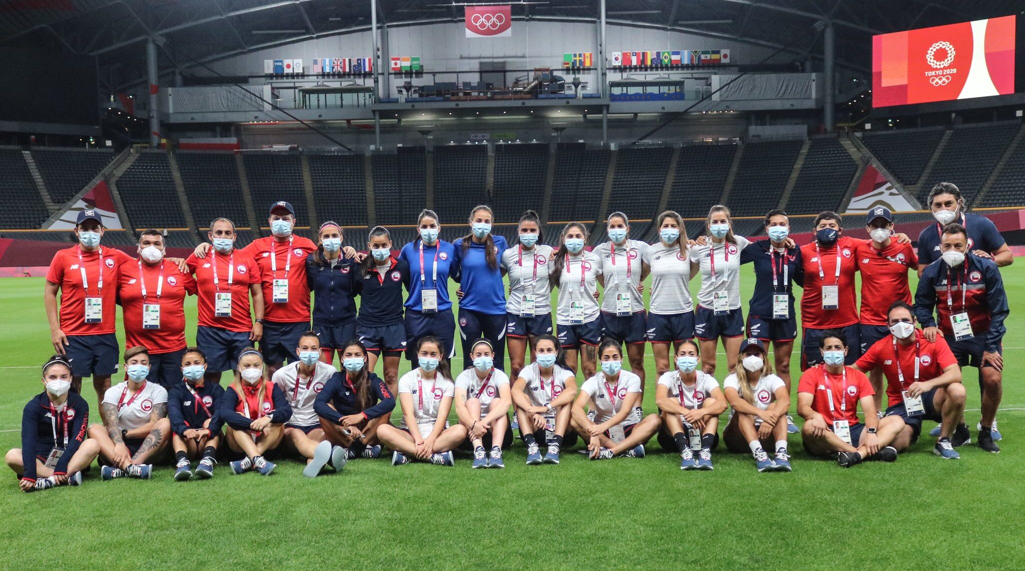 Delegación chilena de fútbol en el Sapporo Dome