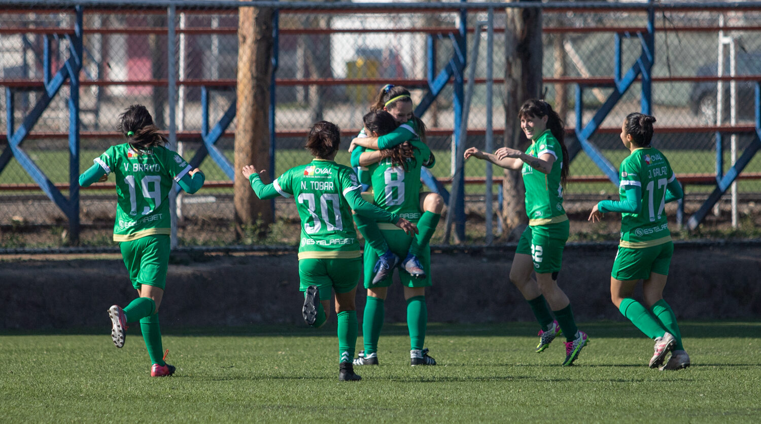 Jugadoras de Audax Italiano celebrando un gol