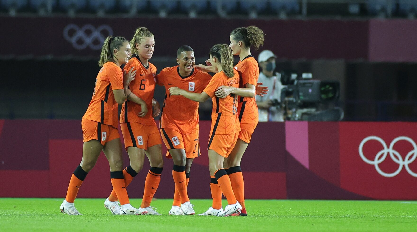 Jugadoras de Países Bajos celebrando un gol. Quedaron en lo alto de la tabla de posiciones de los JJOO