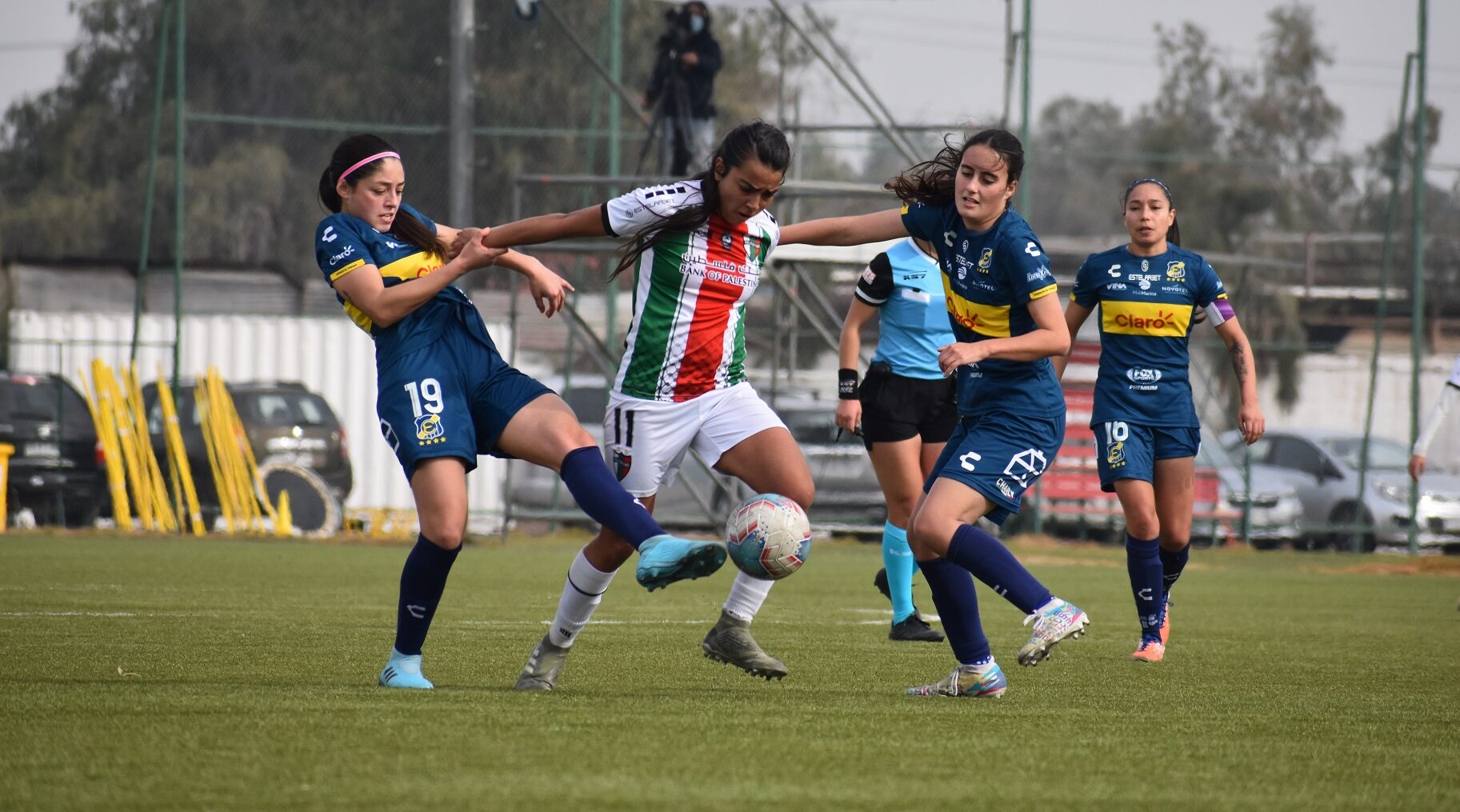 Jugadoras de Everton y jugadora de Palestino disputando un balón. La tabla de posiciones se mantuvo igual