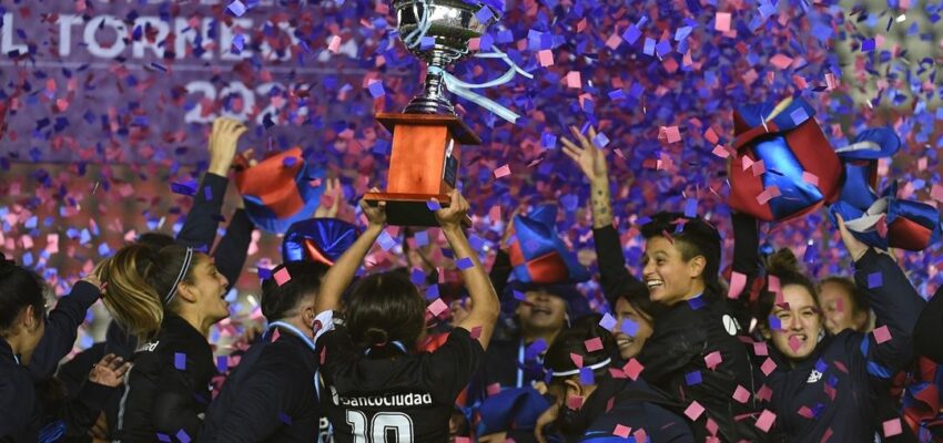 Jugadoras de San Lorenzo celebrando el triunfo