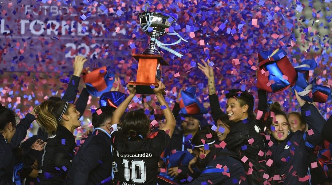 Jugadoras de San Lorenzo celebrando el triunfo