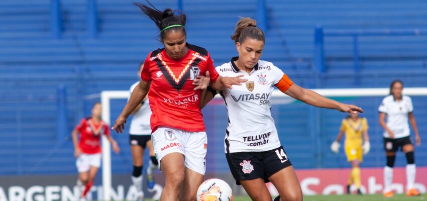 Villamizar (SM) y Tamires (COR) disputando una pelota en la Copa Libertadores 2020