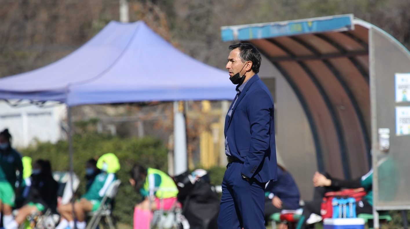 Marco Olea mirando un partido de Santiago Morning