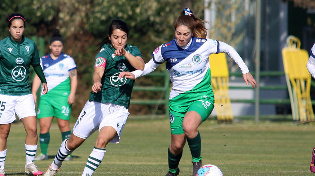 Jugadora de Deportes Puerto Montt y otra de Santiago Wanderers disputando un balón. Transmisiones de la fecha 8