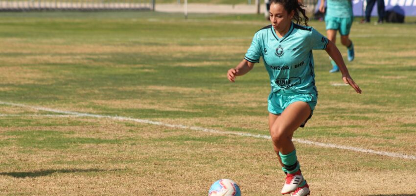 Jugadora de Deportes Antofagasta, es uno de los clubes con partidos pendientes en el Campeonato