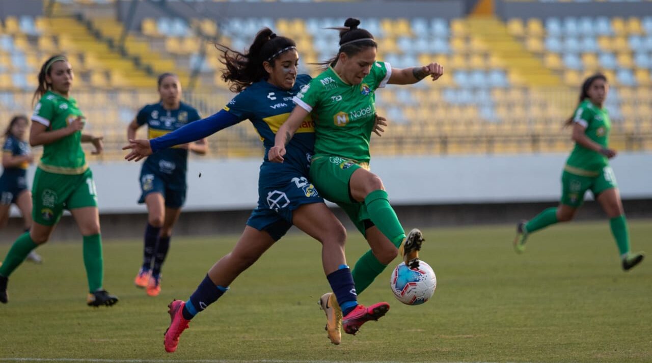 Jugadoras de ambos equipos peleando un balón. Everton quedó en el cuarto lugar