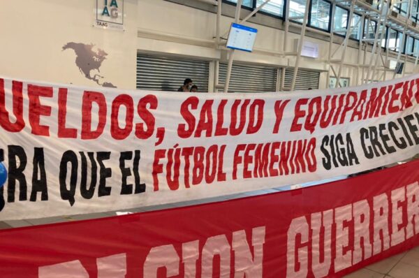 La Roja ya está en Chile y fueron recibidas por hinchas en el aeropuerto