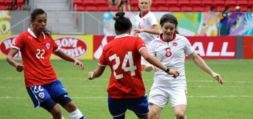 Jugadoras de Chile vs jugadoras de Canadá en la disputa del balón.