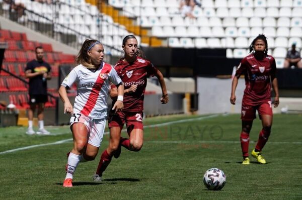 Camila Sáez y Yanara Aedo inician su temporada con Rayo Vallecano