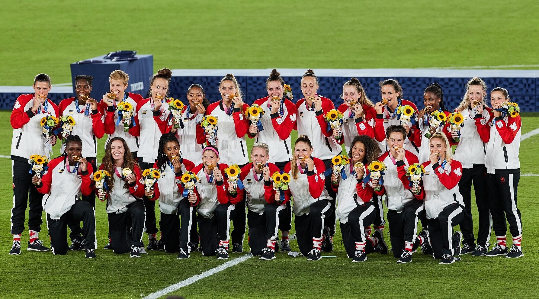 Jugadoras de Canadá con la medalla de oro