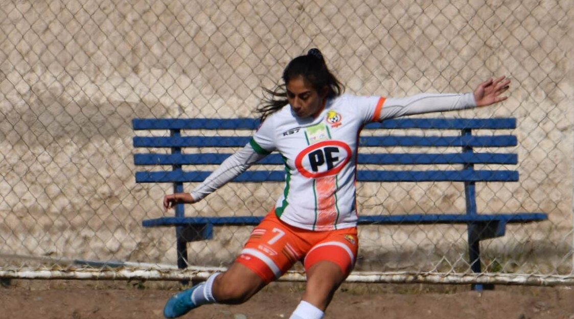 Jugadora de Cobresal pegándole a la pelota