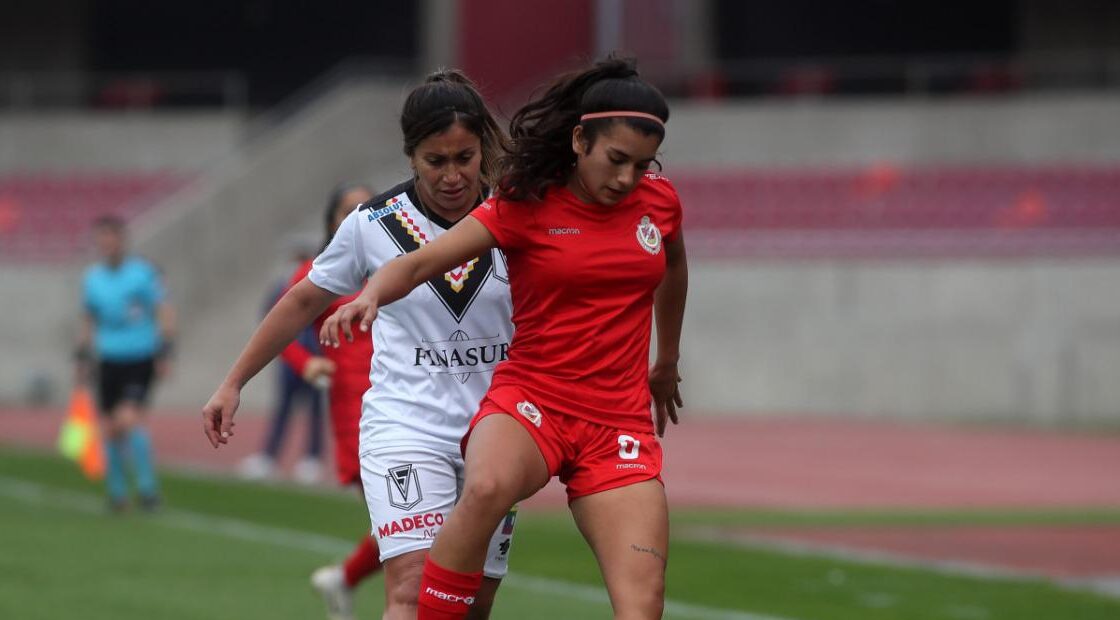 Jugadora de La Serena y de Santiago Morning disputando un balón. Se recuperará uno de los partidos pendientes