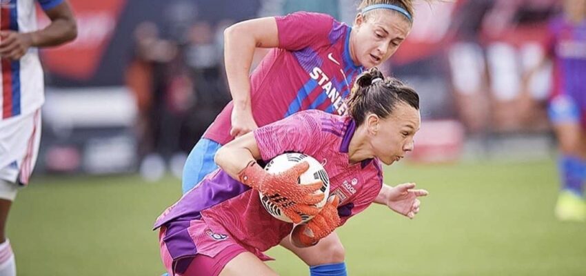 Christiane Endler cubriendo una atajando una pelota