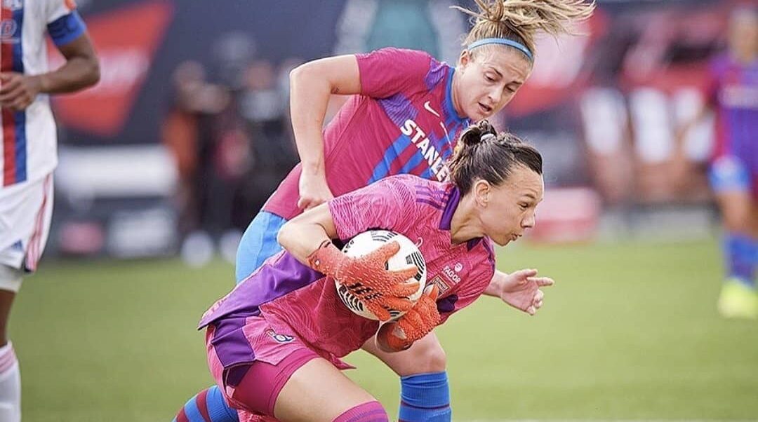 Christiane Endler cubriendo una atajando una pelota