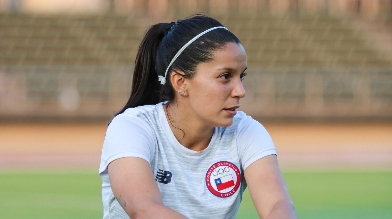 Karen Araya con la ropa del Team Chile en los JJOO