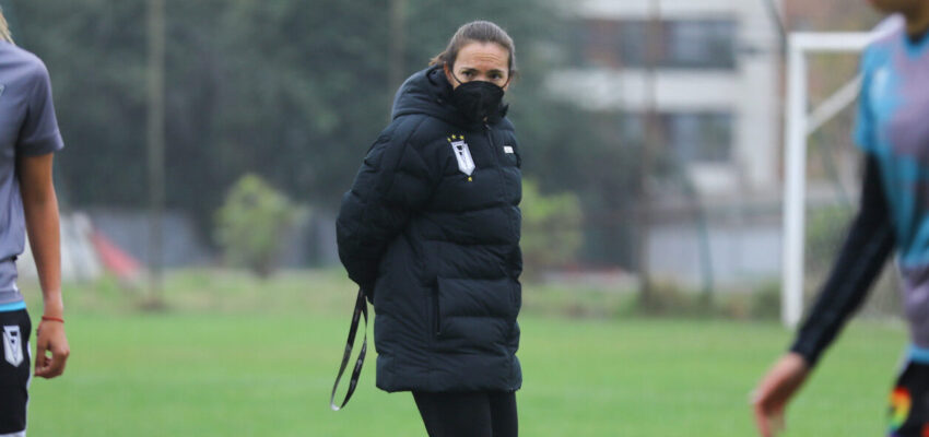 María Pry con vestimenta de Santiago Morning