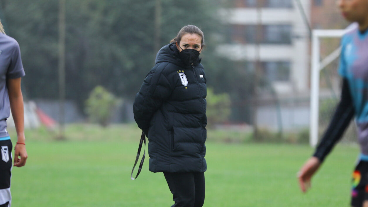 María Pry con vestimenta de Santiago Morning