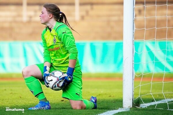 Tina Lingsch hace su debut oficial en su nuevo club, Borussia Monchengladbach