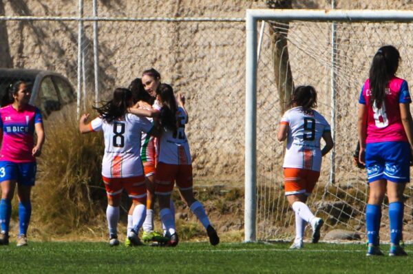 Cobresal derrota a Universidad Católica y definirá el descenso en la última fecha