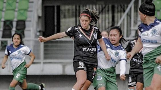 Rosario Balmaceda rodeada de jugadoras de Puerto Montt