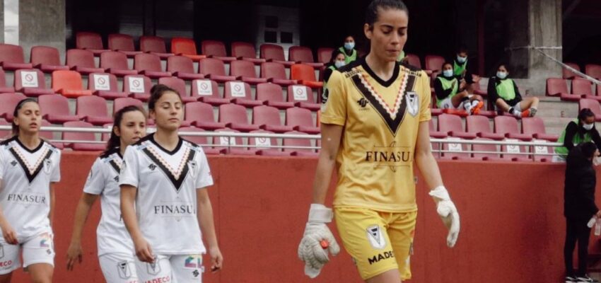 Ryann Torrero entrando a la cancha