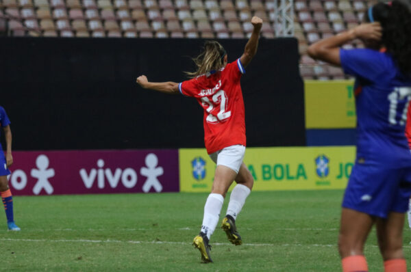 Isidora Hernández y su debut goleador en La Roja: “Siempre una quiere jugar por su país”