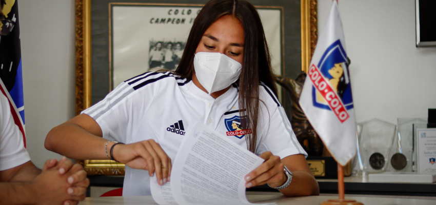 Antonia Canales firma Colo Colo