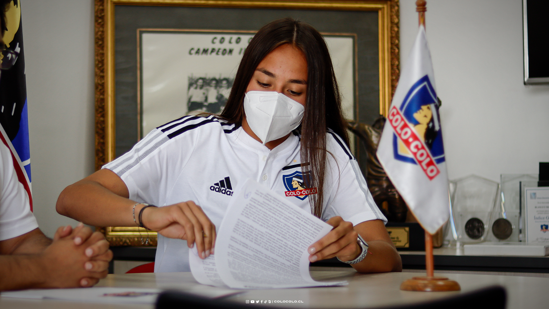 Antonia Canales firma Colo Colo