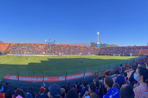 2021: El año en que explotó el fanatismo por el fútbol femenino en Chile