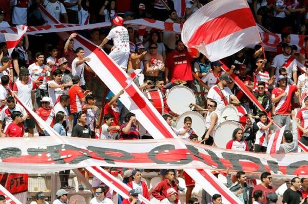 Hinchas de Curicó Unido crean campaña de socios para aportar a la rama femenina